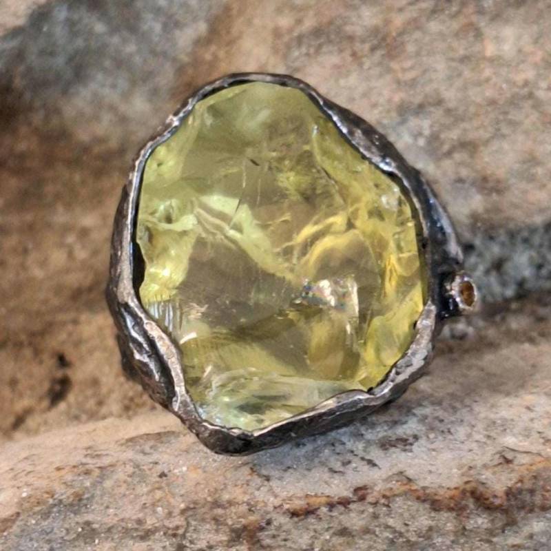 Handgemachter Roher Lemonquarz Ring Rubin Akzente, Sterling Silber Schmuck Handgemachter Roher Lemonquarz Ring Rubin Akzente, Sterling Silber Schmuck von KanevskyJewelry