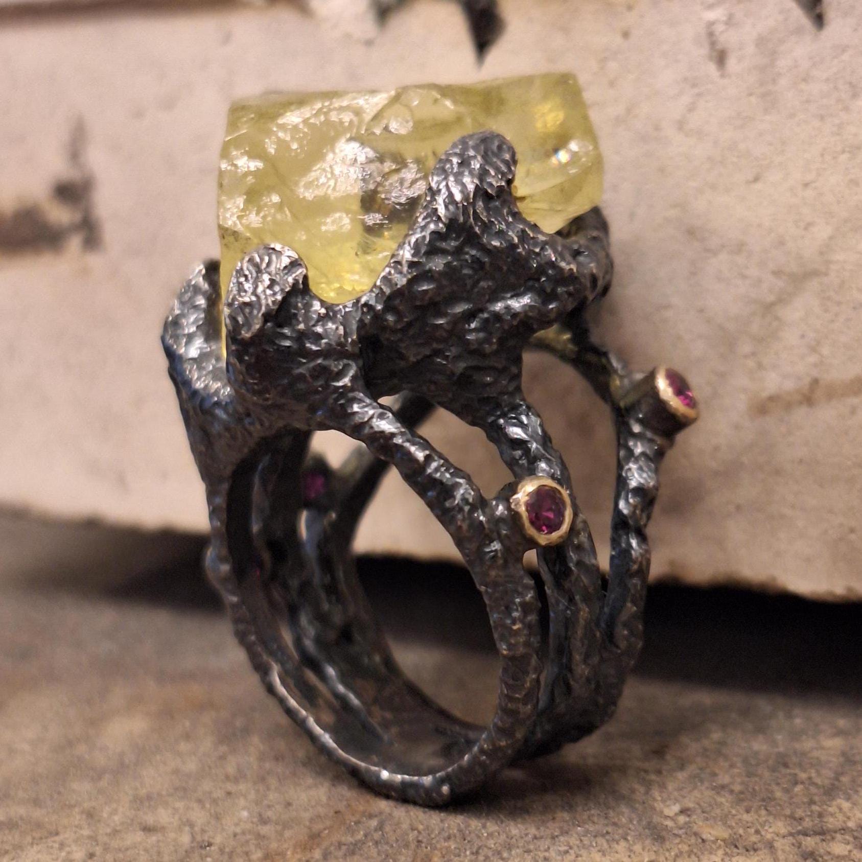 Handgemachter Roher Lemonquarz Ring Rubin Akzente, Sterling Silber Schmuck von KanevskyJewelry