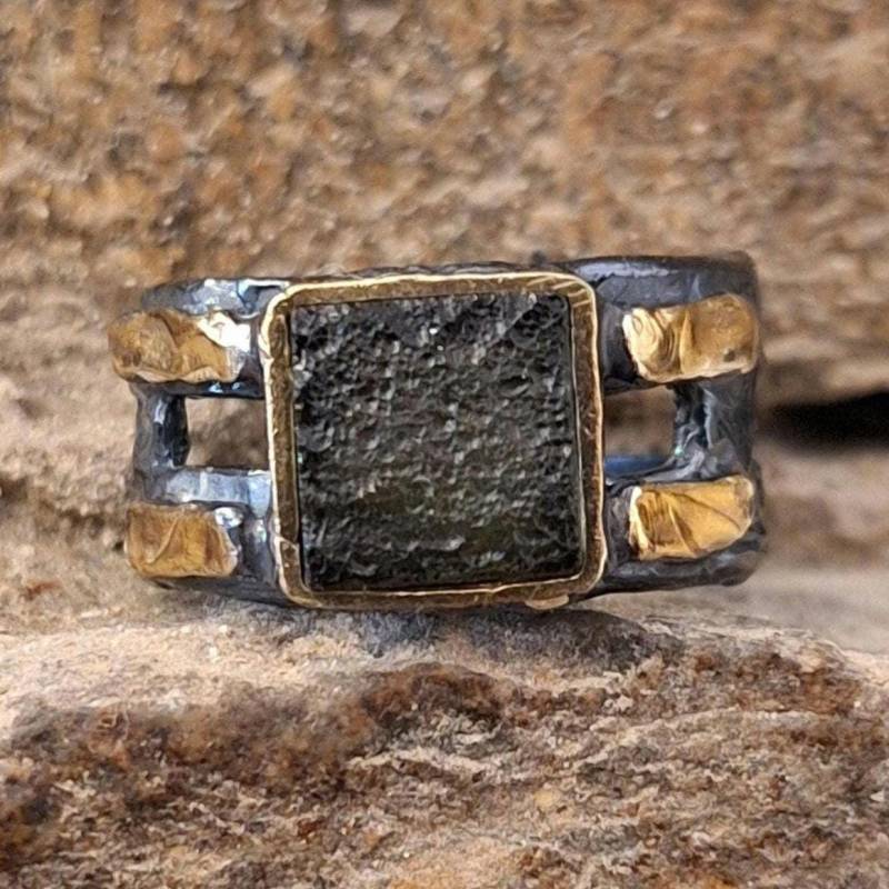 Handgemachter Roher Moldavit Silber Ring Herren Schmuck Handgemachter Roher Moldavit Silber Ring Herren Schmuck von KanevskyJewelry