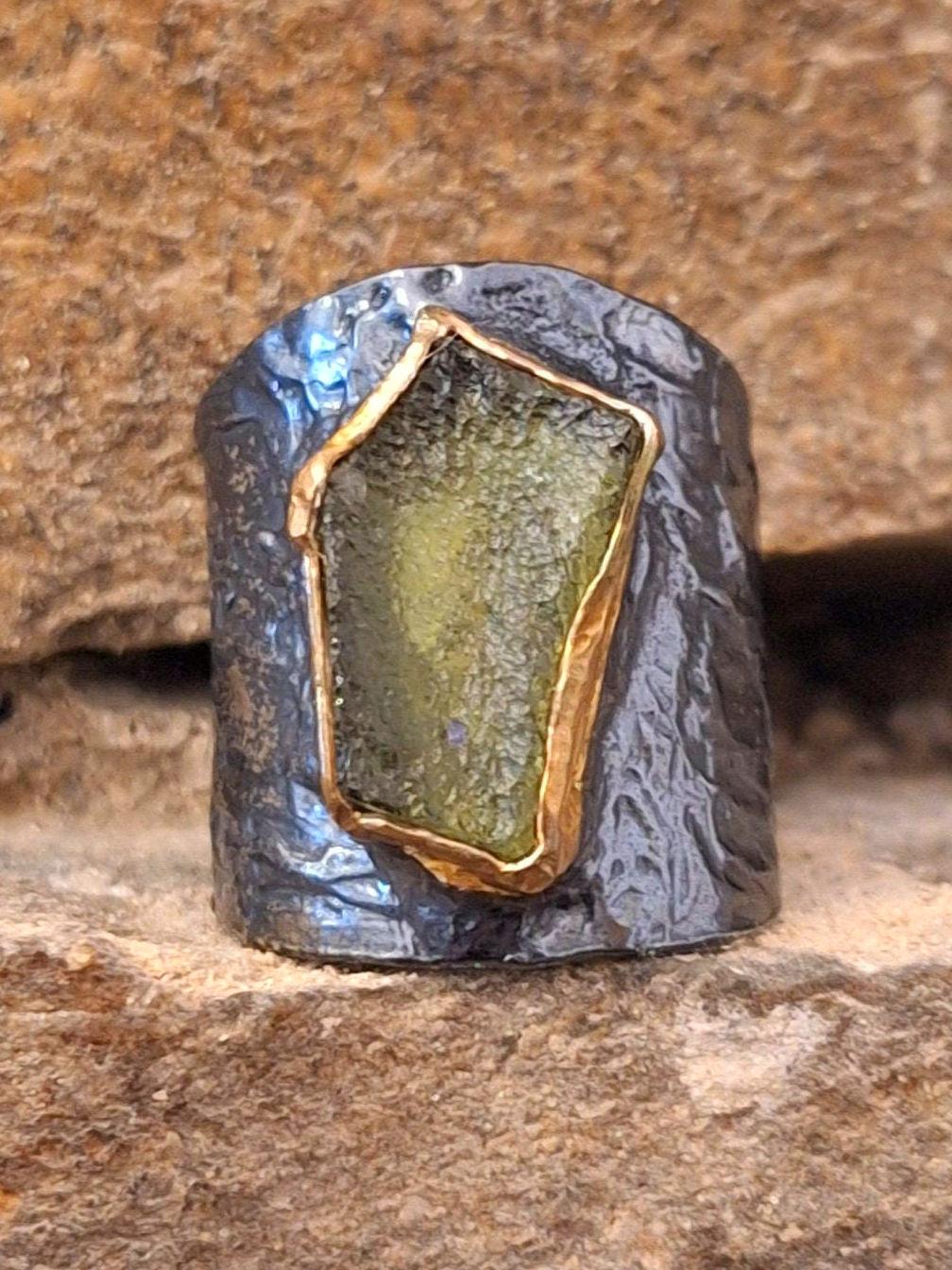 Roher Moldavit Statement Ring Silber Oxidiert, 24K Vergoldung von KanevskyJewelry
