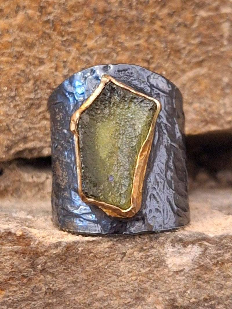 Roher Moldavit Statement Ring Silber Oxidiert, 24K Vergoldung Roher Moldavit Statement Ring Silber Oxidiert, 24K Vergoldung von KanevskyJewelry