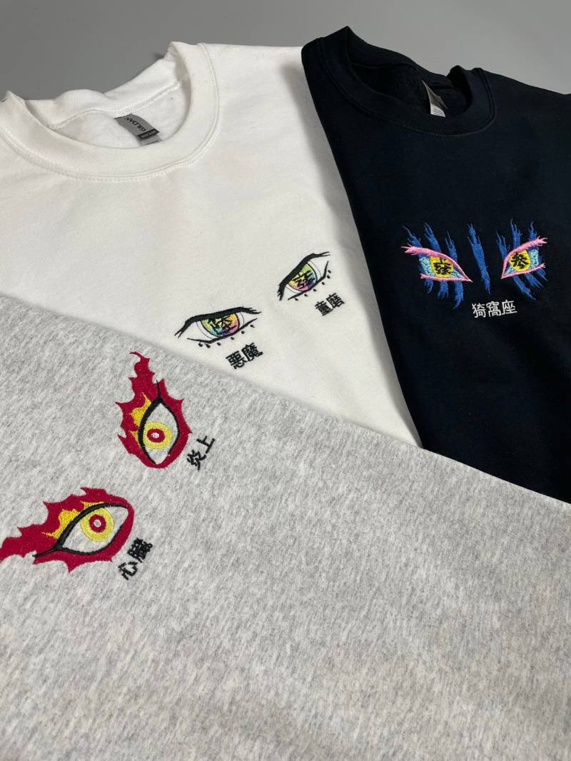 Anime Demon Eyes Embroidery Rundhalsausschnitt [Unisex] von KanjisUniverse