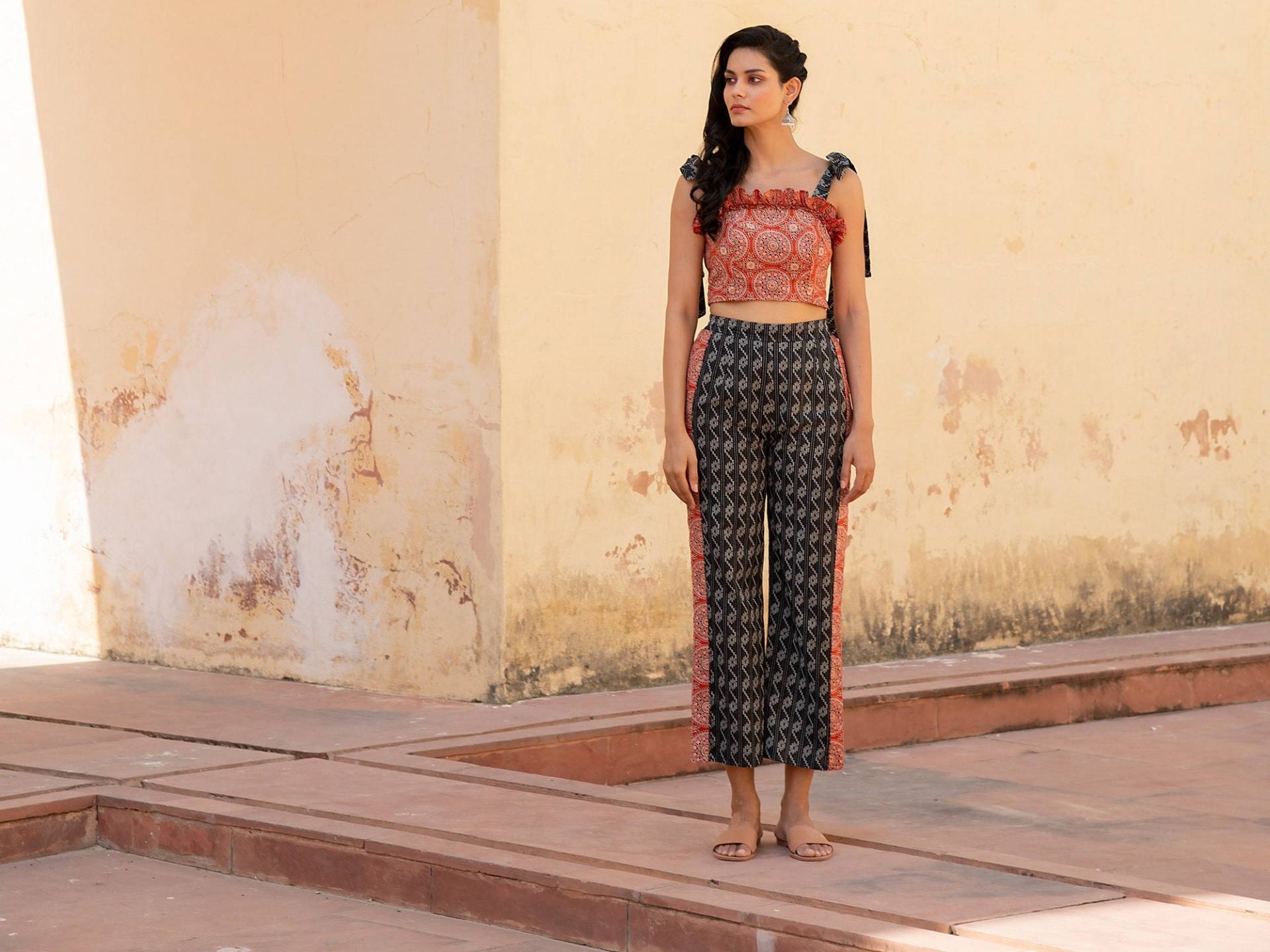 Handgemachtes Indo Western Kleid Mit Blumen Print, Schulterfreies Baumwoll Top, Hose Schwarzem Zweiteiliges Für Damen von KaoriByShreya