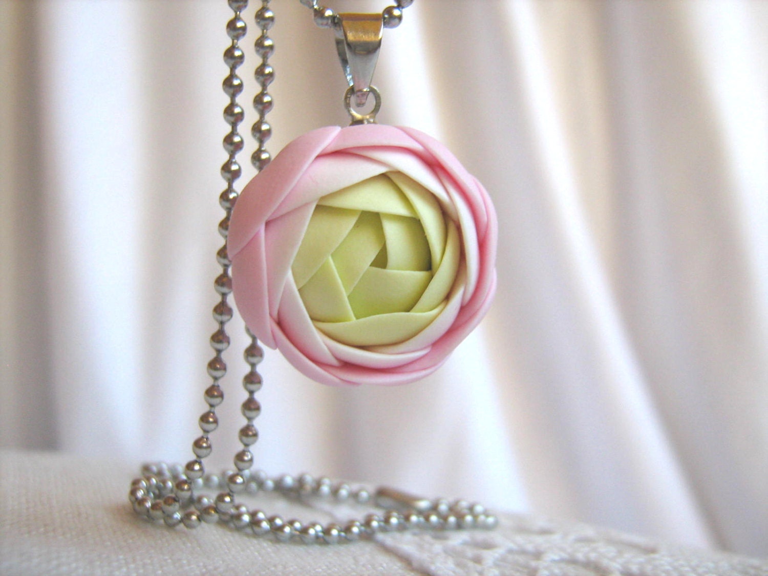 Anhänger Aus Polymer Clay - Leicht Rosa Rose Blüte Hellgrün Mit Kugelkette Edelstahl Anhänger Aus Polymer Clay - Leicht Rosa Rose Blüte Hellgrün Mit Kugelkette Edelstahl von KaoriPearlRose