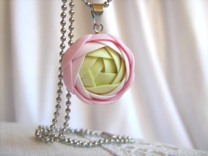 Anhänger Aus Polymer Clay - Leicht Rosa Rose Blüte Hellgrün Mit Kugelkette Edelstahl Anhänger Aus Polymer Clay - Leicht Rosa Rose Blüte Hellgrün Mit Kugelkette Edelstahl von KaoriPearlRose