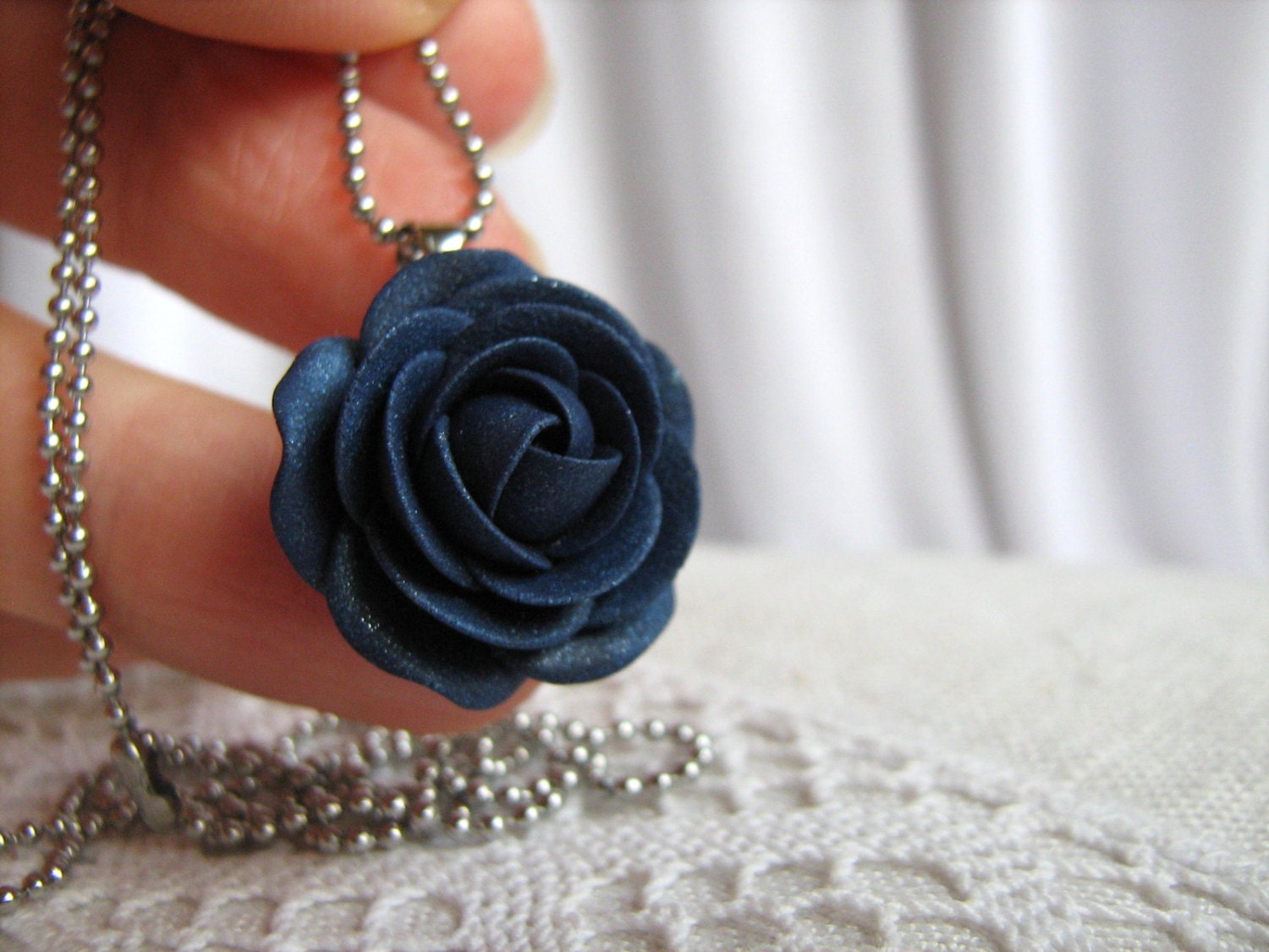 Anhänger Aus Polymer Clay - Navy Blue Rose Blumenanhänger Mit Kugelkette Edelstahl Anhänger Aus Polymer Clay - Navy Blue Rose Blumenanhänger Mit Kugelkette Edelstahl von KaoriPearlRose