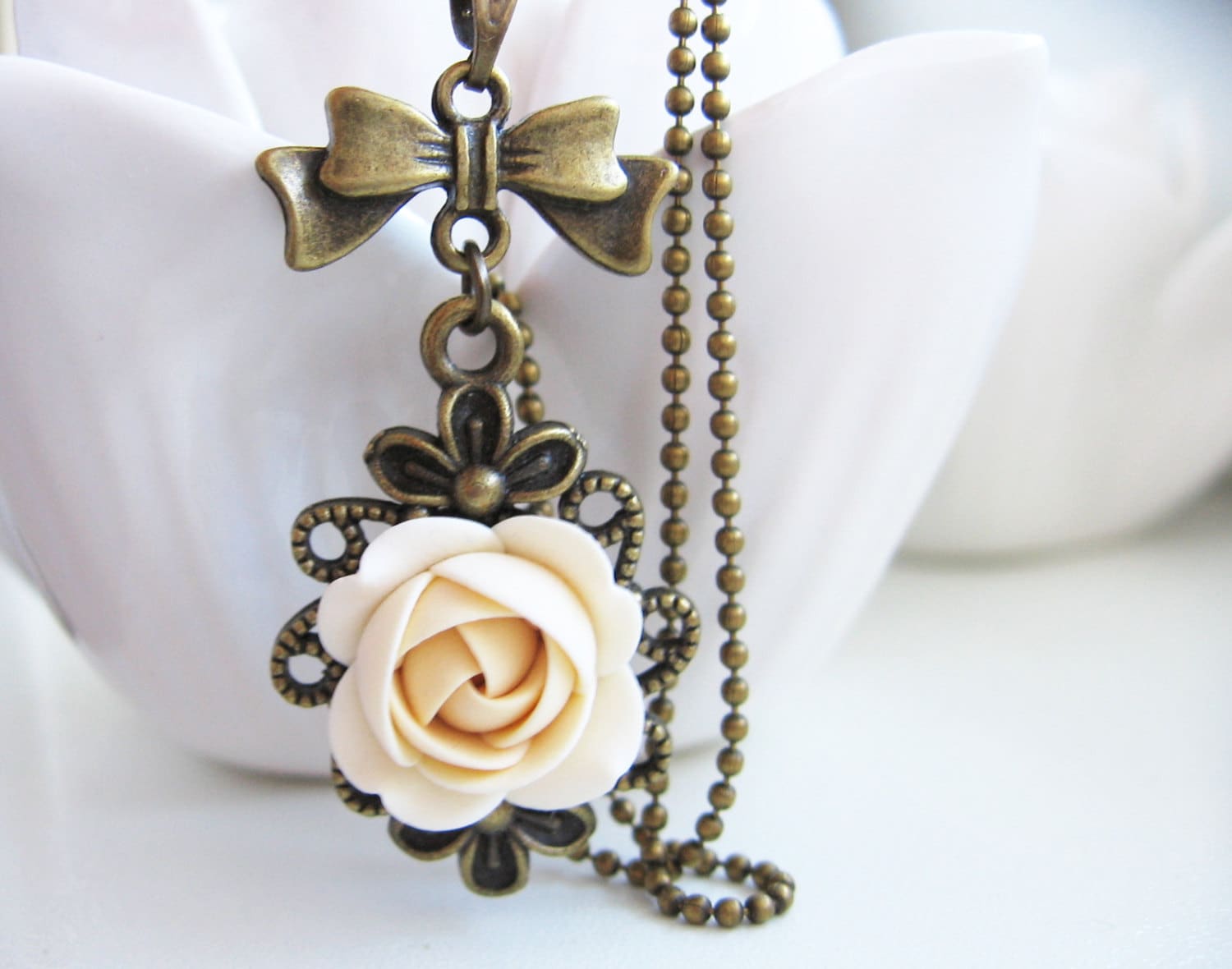 Antik Bronzekette Mit Creme Rose Brautjungferngeschenk Hochzeit Antik Bronzekette Mit Creme Rose Brautjungferngeschenk Hochzeit von KaoriPearlRose