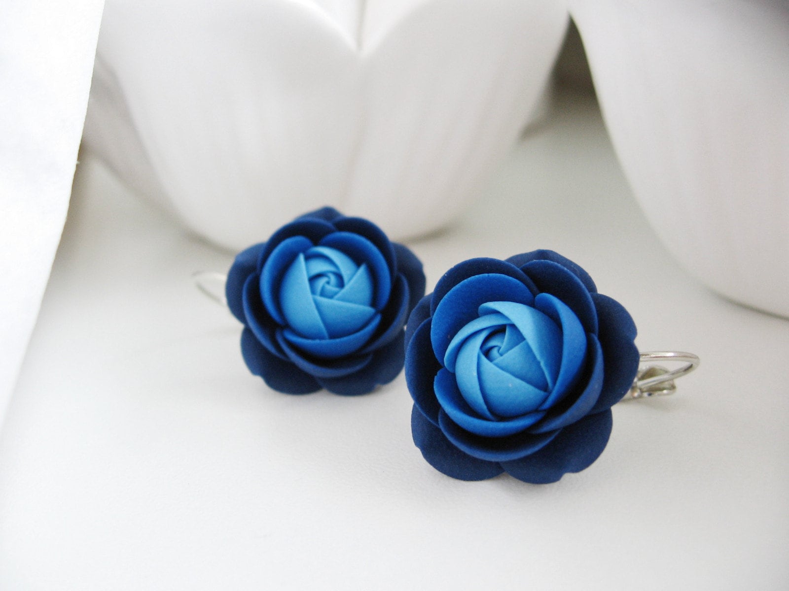 Fimo Ohrringe - Marineblaue Rose Blume Klappbrisuren Braut Brautjungfern Fimo Ohrringe - Marineblaue Rose Blume Klappbrisuren Braut Brautjungfern von KaoriPearlRose