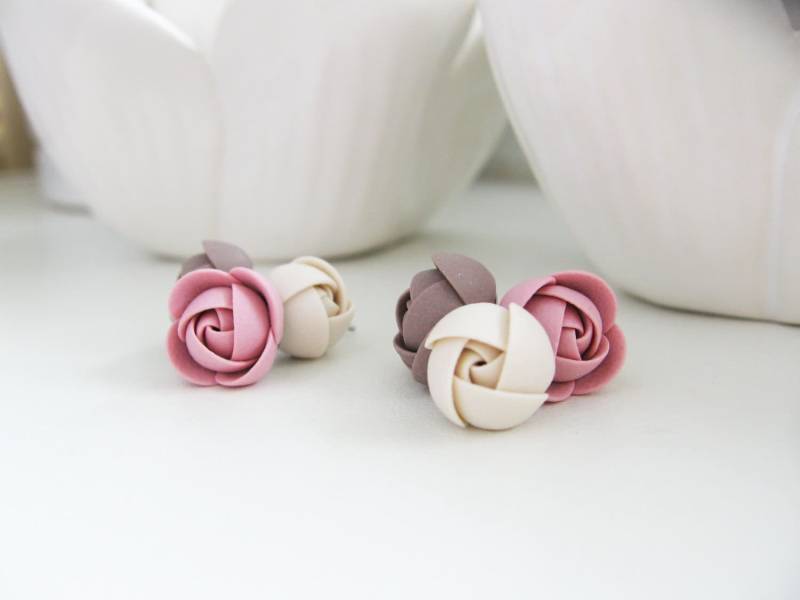 Fimo Ohrringe Set - Altrosa-Ecru-Grau-Braun Rose Blume Ohrstecker Fimo Ohrringe Set - Altrosa-Ecru-Grau-Braun Rose Blume Ohrstecker von KaoriPearlRose
