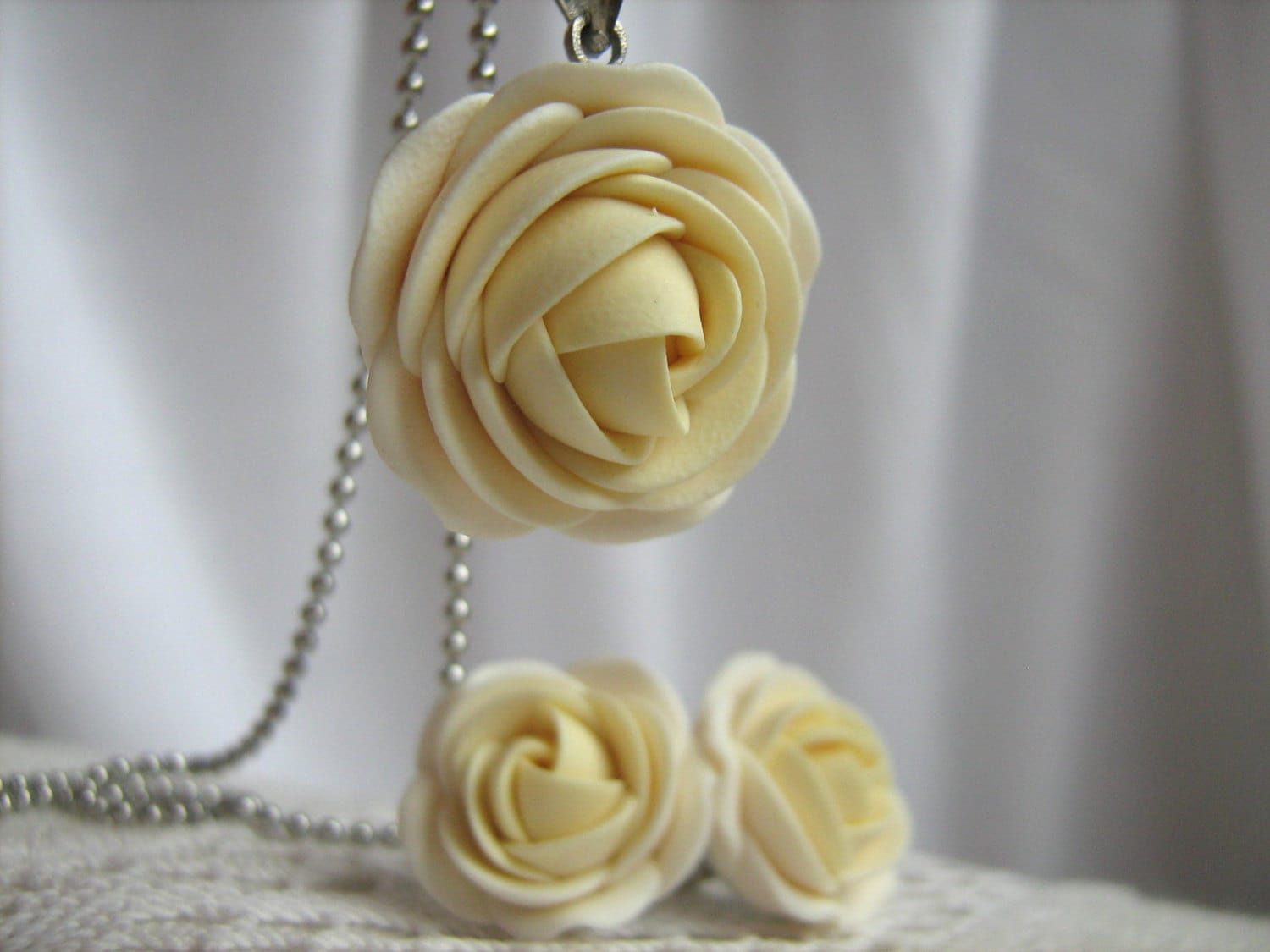 Fimo Schmuck Set - Milch Weiß Und Creme Rose Blumenanhänger Mit Edelstahl-Kugel-Kette Ohrstecker Ohrringe Fimo Schmuck Set - Milch Weiß Und Creme Rose Blumenanhänger Mit Edelstahl-Kugel-Kette Ohrstecker Ohrringe von KaoriPearlRose