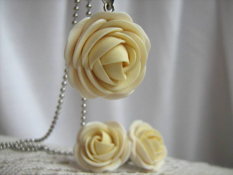Fimo Schmuck Set - Milch Weiß Und Creme Rose Blumenanhänger Mit Edelstahl-Kugel-Kette Ohrstecker Ohrringe Fimo Schmuck Set - Milch Weiß Und Creme Rose Blumenanhänger Mit Edelstahl-Kugel-Kette Ohrstecker Ohrringe von KaoriPearlRose