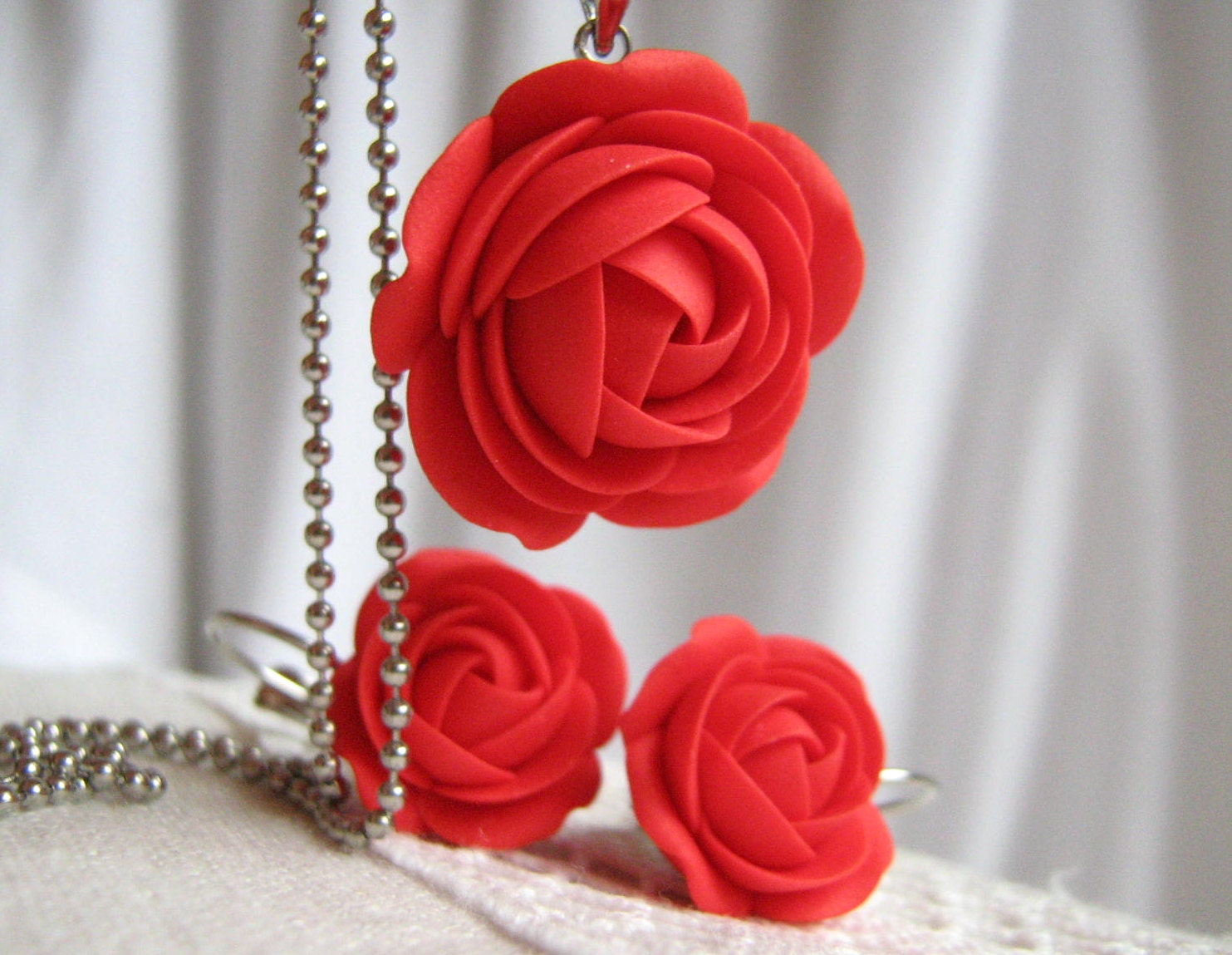 Fimo Schmuck-Set - Mohn Rot Rose Blumenanhänger Mit Edelstahl-Kugel-Kette Und Ohrringe Fimo Schmuck-Set - Mohn Rot Rose Blumenanhänger Mit Edelstahl-Kugel-Kette Und Ohrringe von KaoriPearlRose