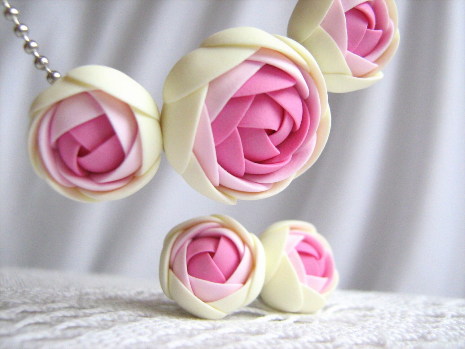 Fimo Schmuck Set - Rosa/Light Rose Blume Rosa/Vanille-Anhänger Mit Edelstahl-Kugel-Kette Und Ohrstecker Fimo Schmuck Set - Rosa/Light Rose Blume Rosa/Vanille-Anhänger Mit Edelstahl-Kugel-Kette Und Ohrstecker von KaoriPearlRose