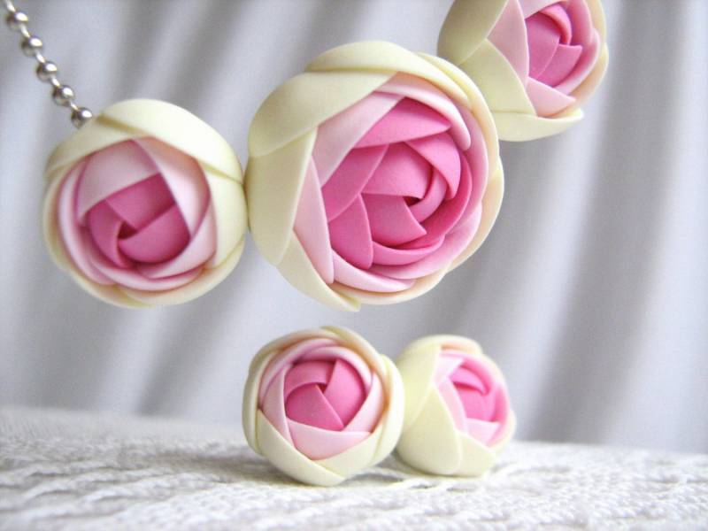 Fimo Schmuck Set - Rosa/Light Rose Blume Rosa/Vanille-Anhänger Mit Edelstahl-Kugel-Kette Und Ohrstecker von KaoriPearlRose