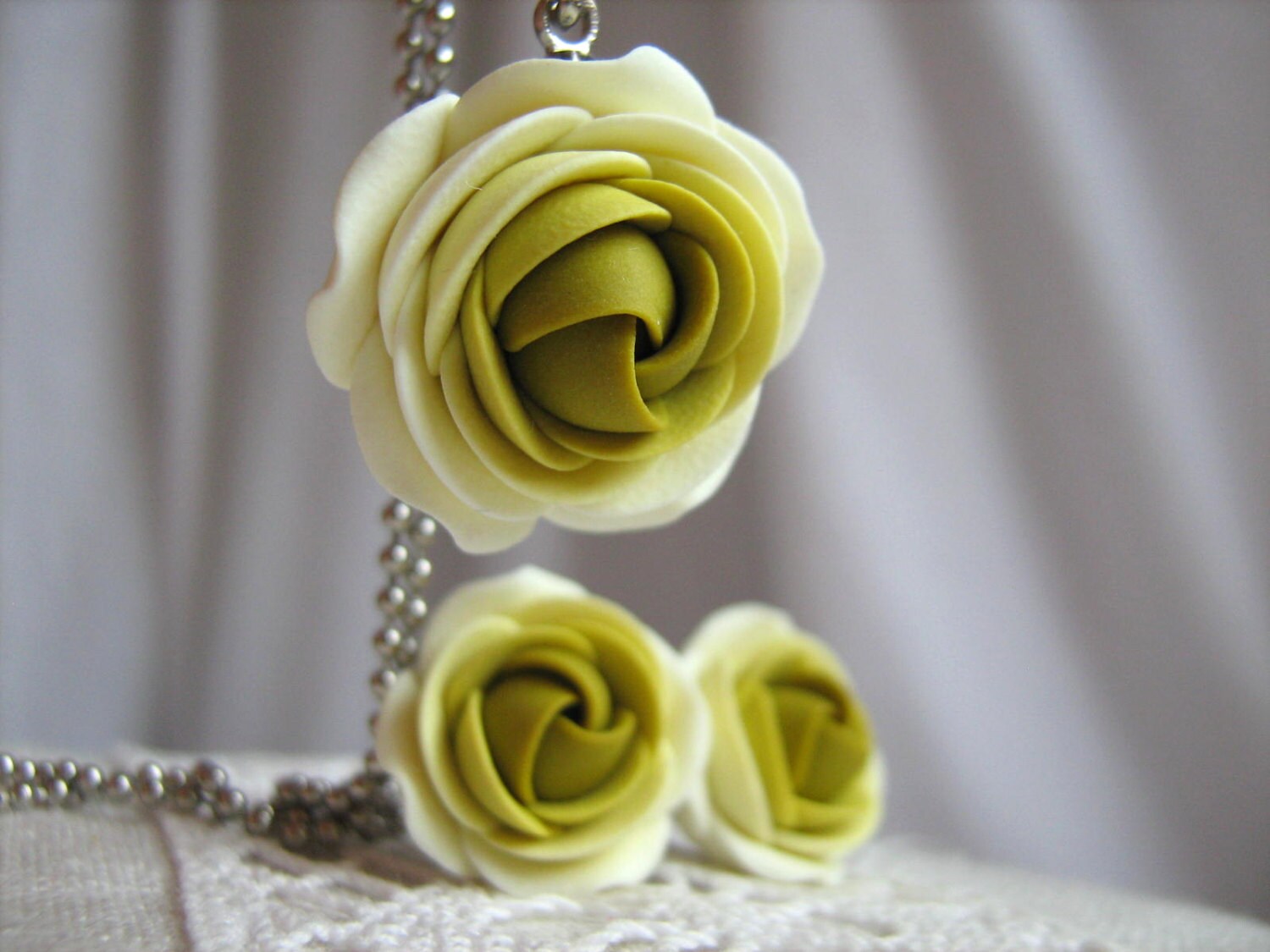 Fimo Schmuck-Set - Schattierungen Von Wasabi Grüne Rose Blumenanhänger Mit Edelstahl-Kugel-Kette Und Ohrstecker Ohrringe Fimo Schmuck-Set - Schattierungen Von Wasabi Grüne Rose Blumenanhänger Mit Edelstahl-Kugel-Kette Und Ohrstecker Ohrringe von KaoriPearlRose
