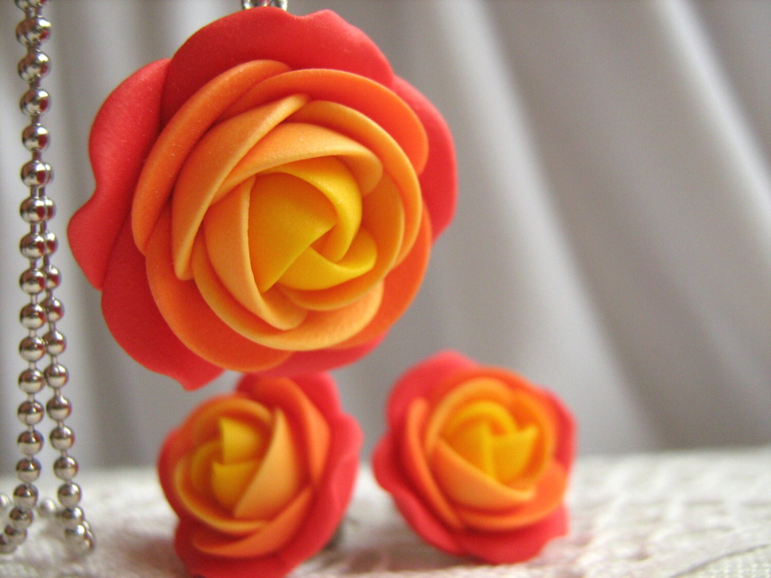 Fimo Schmuckset - Rot Gelb Rose Blumenanhänger Mit Edelstahl-Kugel-Kette Und Ohrstecker Ohrringe Fimo Schmuckset - Rot Gelb Rose Blumenanhänger Mit Edelstahl-Kugel-Kette Und Ohrstecker Ohrringe von KaoriPearlRose