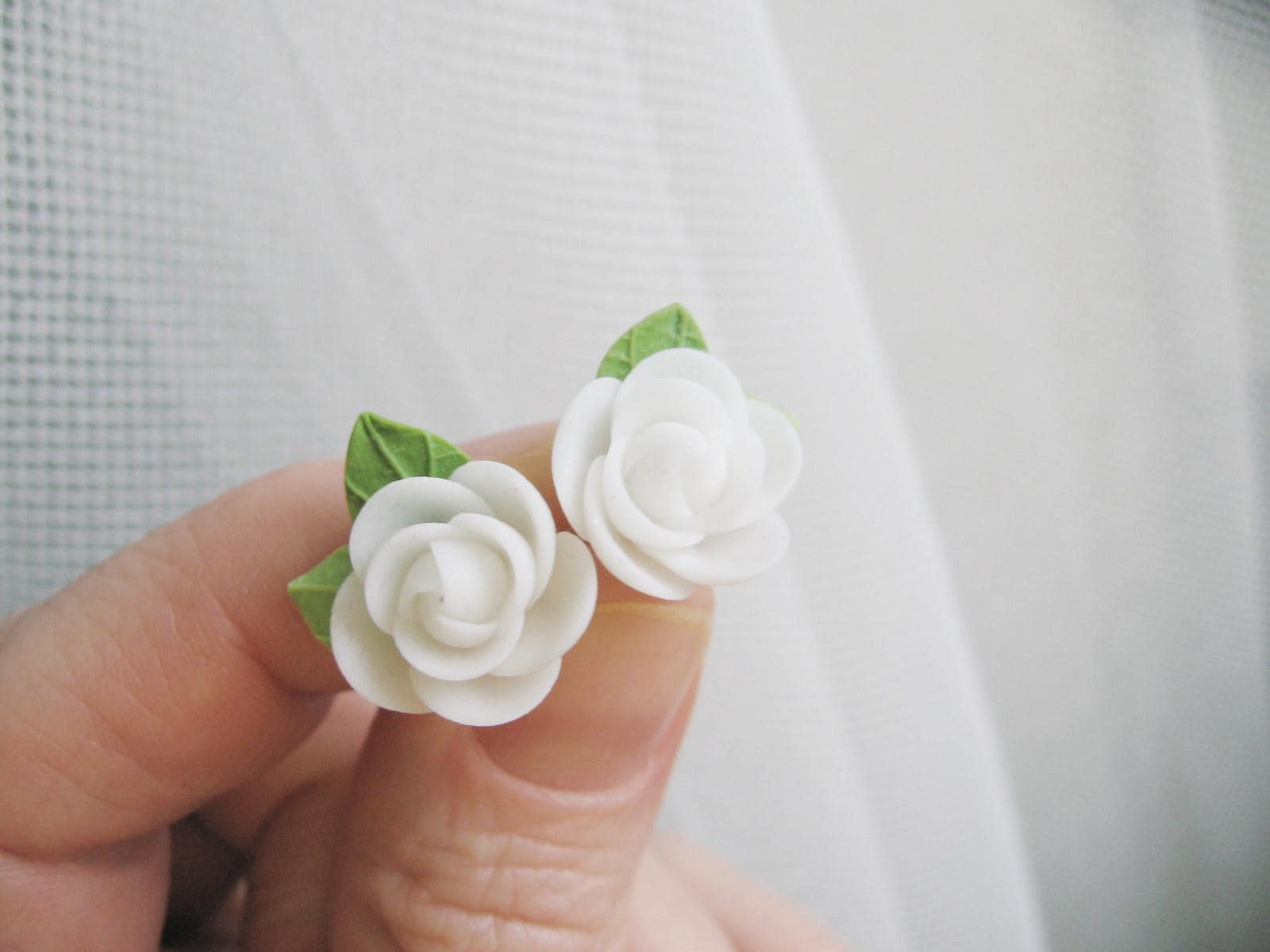 Polymer Clay Fimo Rose Weiße Blume Ohrstecker Niedliche Ohrringe Polymer Clay Fimo Rose Weiße Blume Ohrstecker Niedliche Ohrringe von KaoriPearlRose