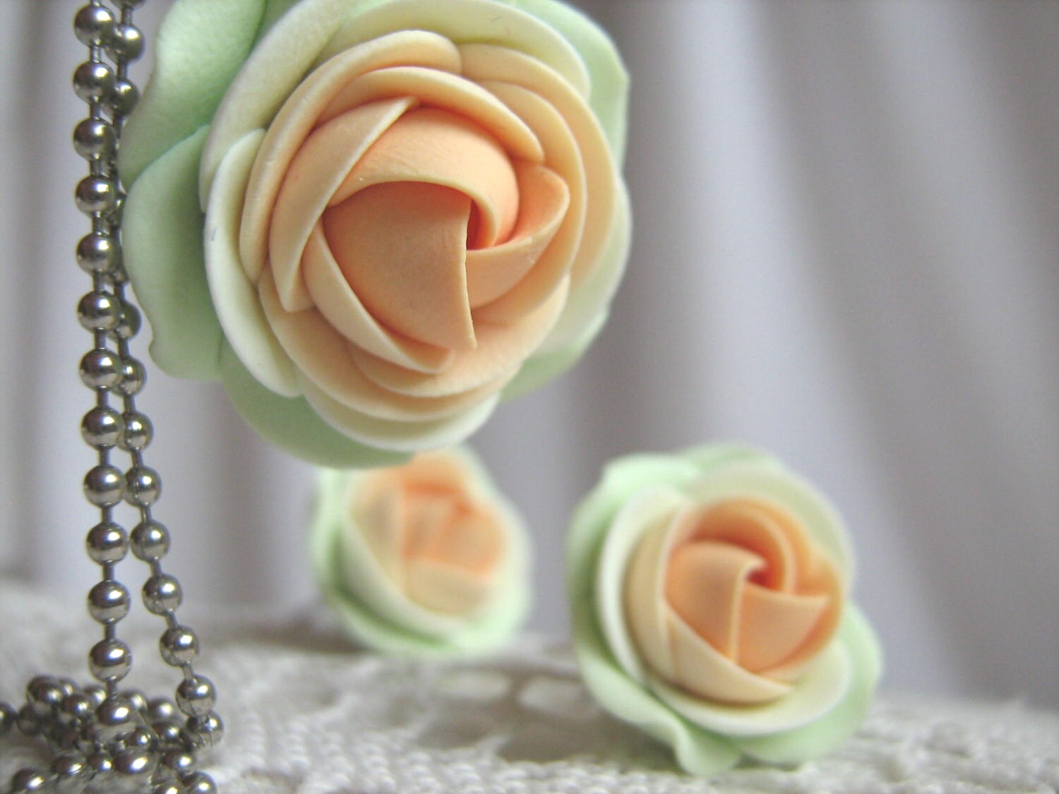 Fimo Set - Licht Orange/Lachs/Pfirsich Und Hellgrün Rose Blumenanhänger Mit Edelstahl-Kugel-Kette Ohrstecker Ohrringe Fimo Set - Licht Orange/Lachs/Pfirsich Und Hellgrün Rose Blumenanhänger Mit Edelstahl-Kugel-Kette Ohrstecker Ohrringe von KaoriPearlRose