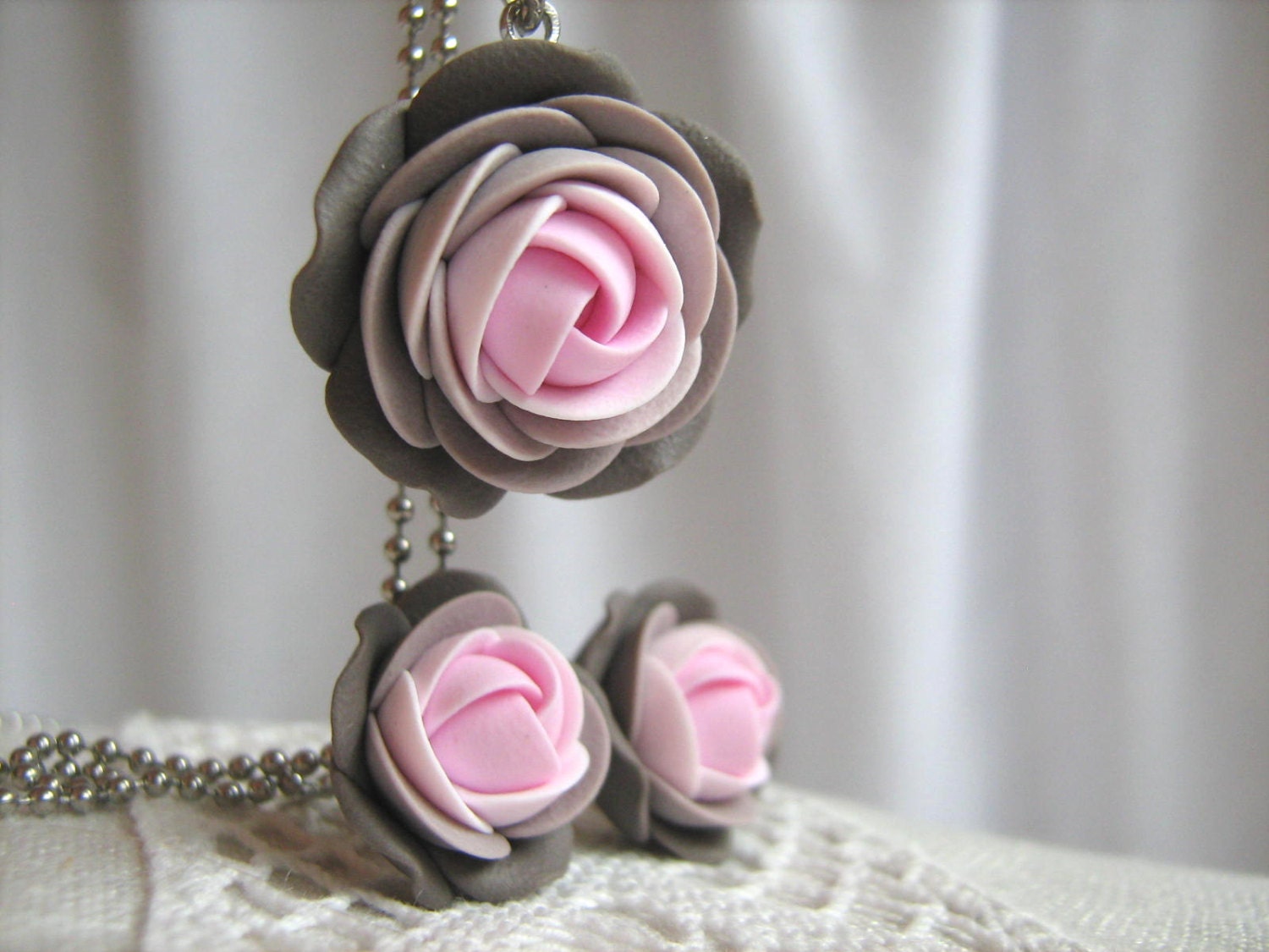 Fimo Set - Schattierungen Von Rosa Und Grau-Braun Rose Blumenanhänger Mit Edelstahl-Kugel-Kette Ohrstecker Fimo Set - Schattierungen Von Rosa Und Grau-Braun Rose Blumenanhänger Mit Edelstahl-Kugel-Kette Ohrstecker von KaoriPearlRose