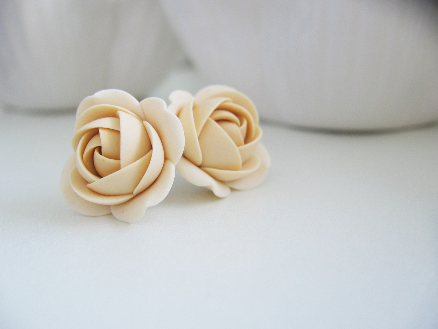 Fimo Ohrringe - Cremeweiße Rosenblüte Ohrstecker Fimo Ohrringe - Cremeweiße Rosenblüte Ohrstecker von KaoriPearlRose