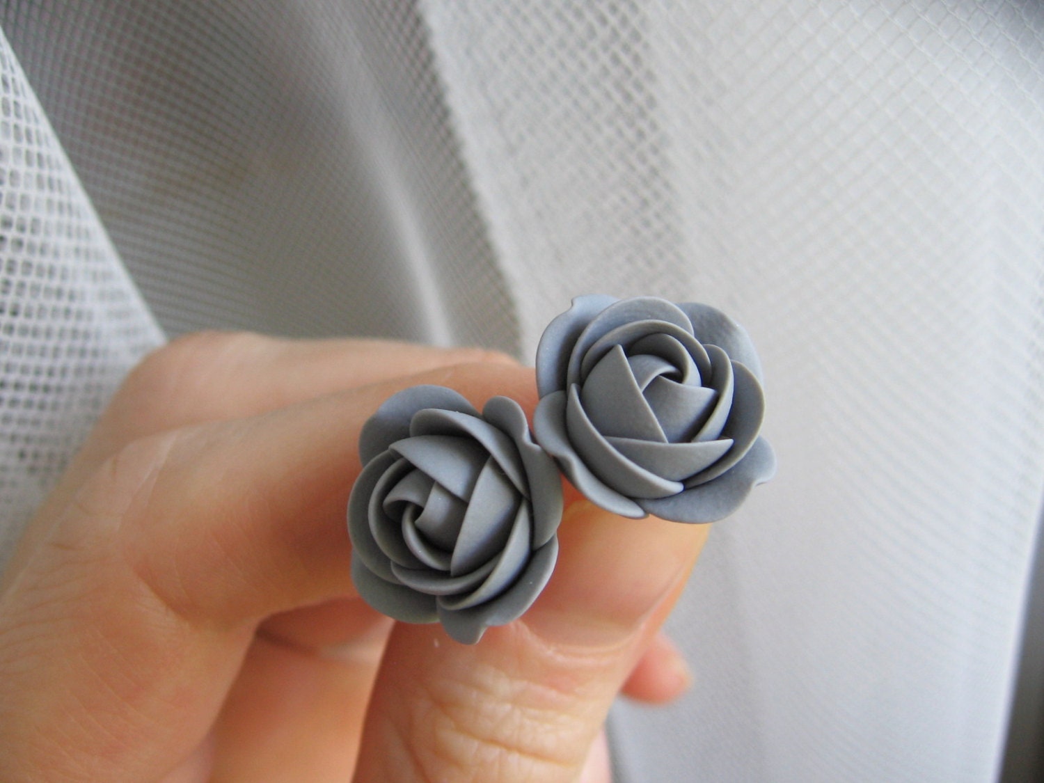 Ohrringe Aus Fimo - Dunkel Grau Rose Blume Ohrstecker Ohrringe Aus Fimo - Dunkel Grau Rose Blume Ohrstecker von KaoriPearlRose