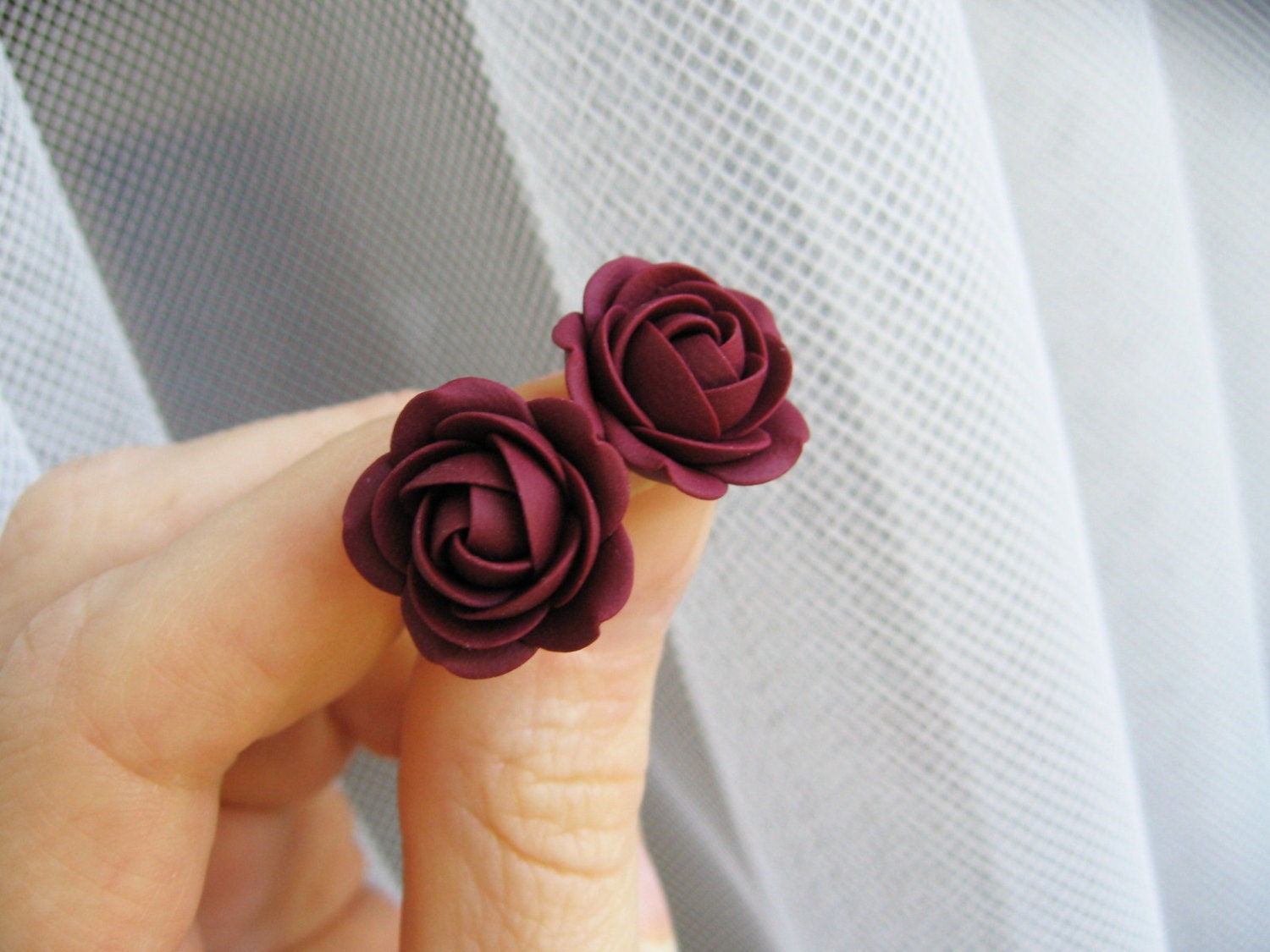 Fimo Ohrringe -Dunkel Rote Bordo Rose Blume Ohrstecker Fimo Ohrringe -Dunkel Rote Bordo Rose Blume Ohrstecker von KaoriPearlRose