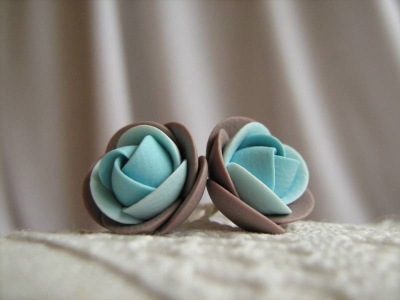 Ohrringe Aus Fimo - Grau-Braun Und Leichte Blaue Rose Blume Ohrstecker Ohrringe Aus Fimo - Grau-Braun Und Leichte Blaue Rose Blume Ohrstecker von KaoriPearlRose
