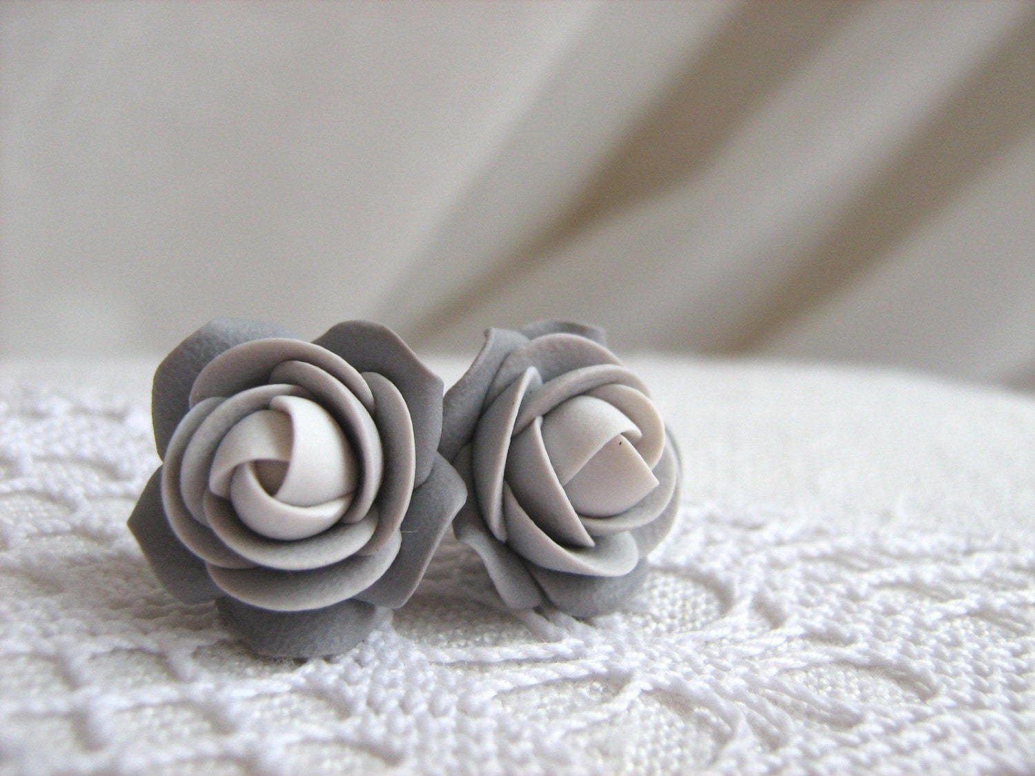 Ohrringe Aus Fimo - Graue Rose Blume Ohrstecker Ohrringe Aus Fimo - Graue Rose Blume Ohrstecker von KaoriPearlRose