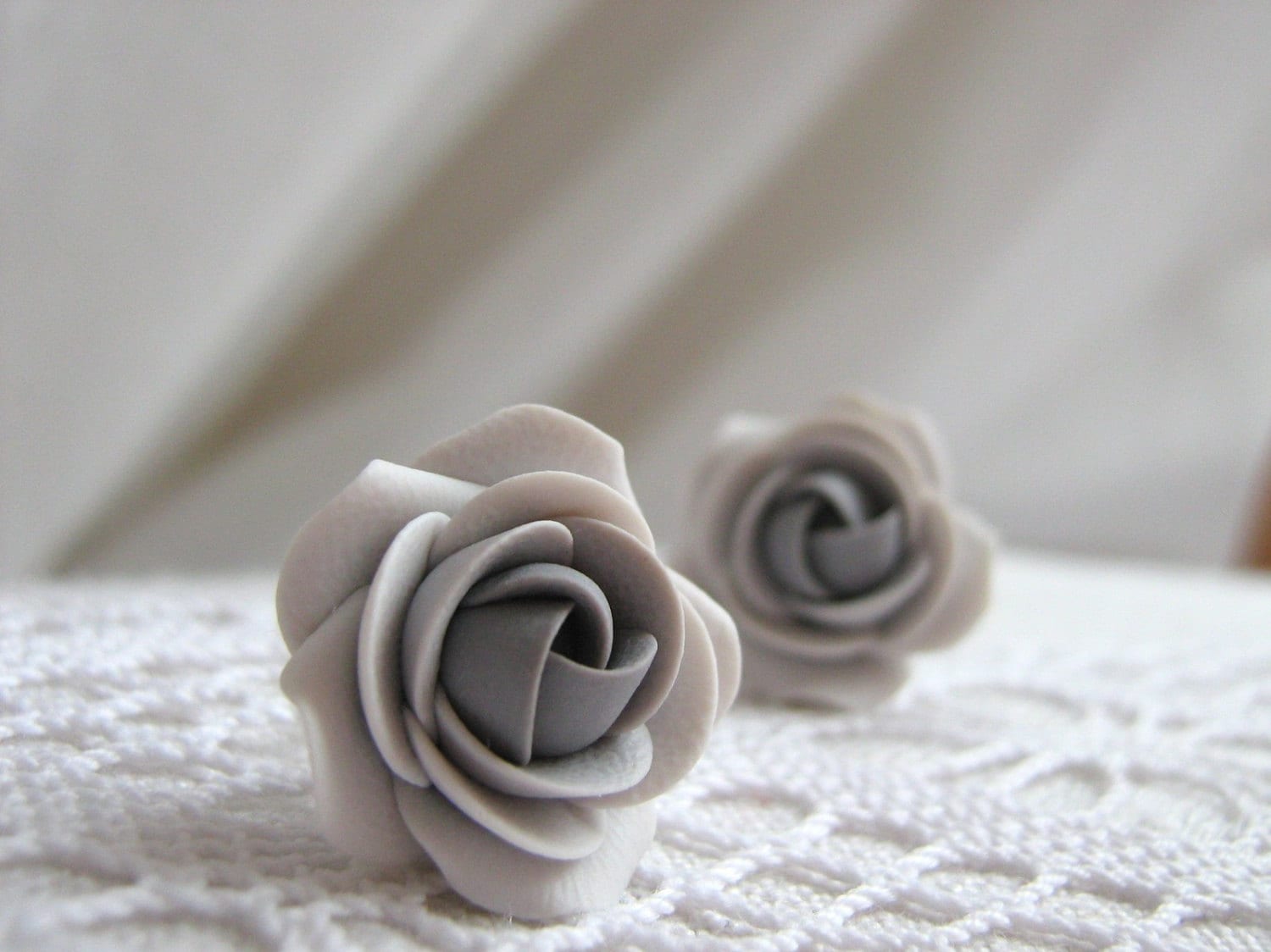 Ohrringe Aus Fimo - Graue Rose Blume Ohrstecker Ohrringe Aus Fimo - Graue Rose Blume Ohrstecker von KaoriPearlRose