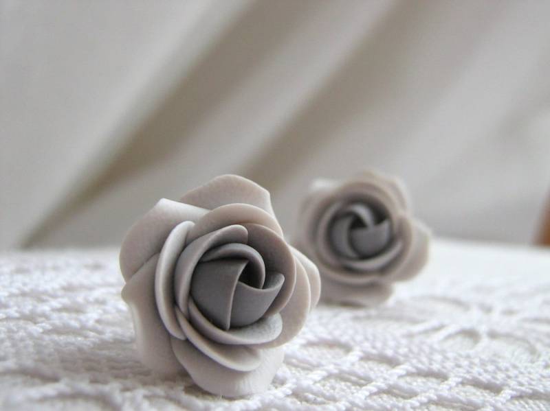 Ohrringe Aus Fimo - Graue Rose Blume Ohrstecker Ohrringe Aus Fimo - Graue Rose Blume Ohrstecker von KaoriPearlRose