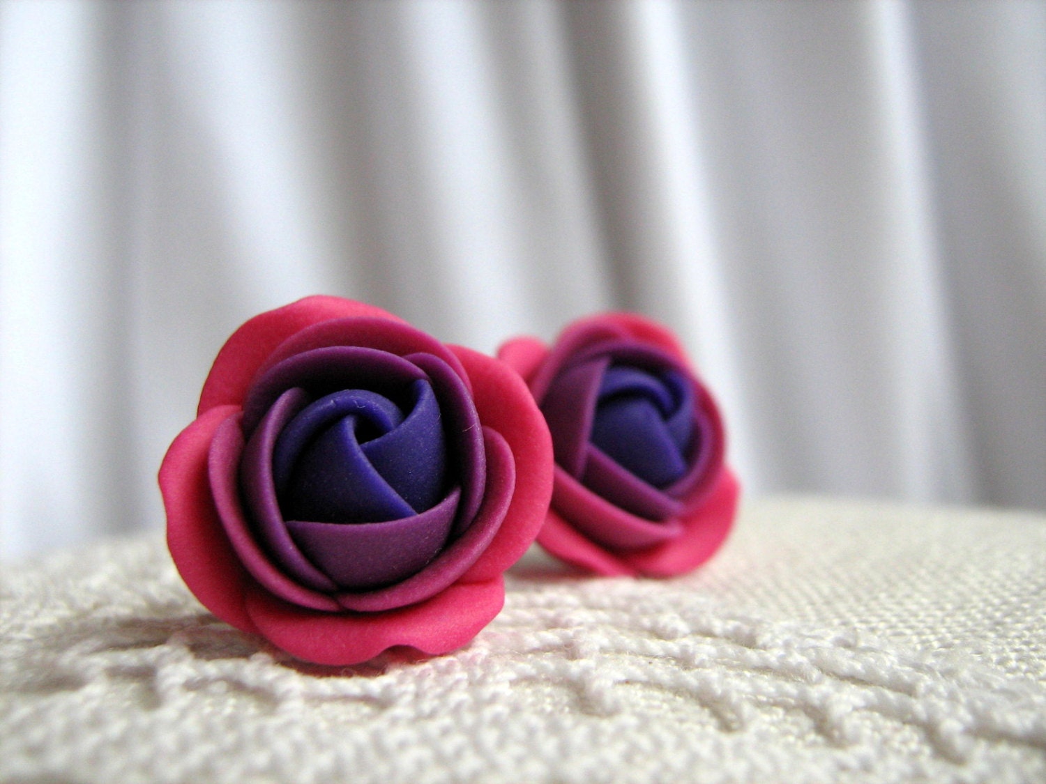 Fimo Ohrringe - Himbeere Lila Violett Rose Blumen Ohrstecker Fimo Ohrringe - Himbeere Lila Violett Rose Blumen Ohrstecker von KaoriPearlRose