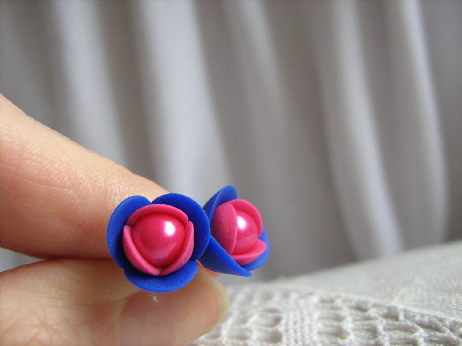 Ohrringe Aus Fimo - Himbeere Rose Und Ultramarin Blau Blume Kleine Ohrstecker Mit Glas Perlen Ohrringe Aus Fimo - Himbeere Rose Und Ultramarin Blau Blume Kleine Ohrstecker Mit Glas Perlen von KaoriPearlRose