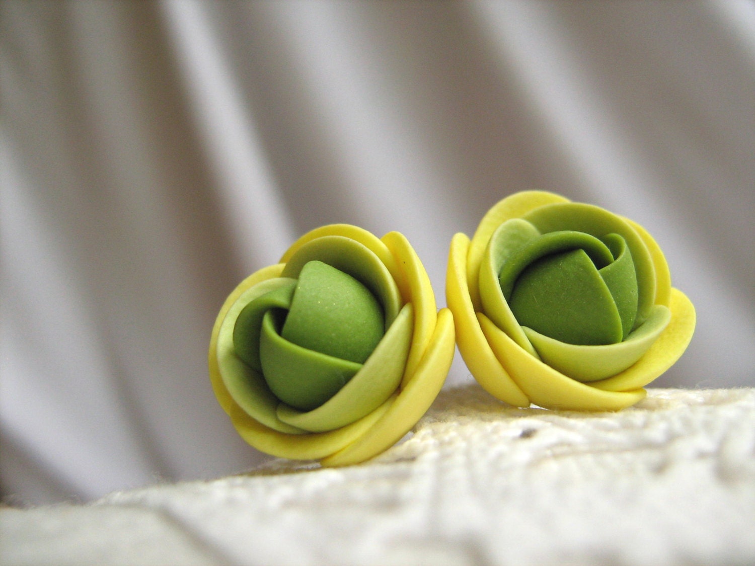 Ohrringe Aus Fimo - Kleine Ohrstecker Grün Gelbe Rose Blume Ohrringe Aus Fimo - Kleine Ohrstecker Grün Gelbe Rose Blume von KaoriPearlRose