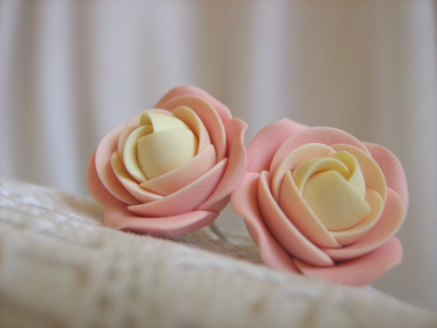 Ohrringe Aus Fimo - Leicht Rosa, Creme Rose Blume Ohrstecker Ohrringe Aus Fimo - Leicht Rosa, Creme Rose Blume Ohrstecker von KaoriPearlRose