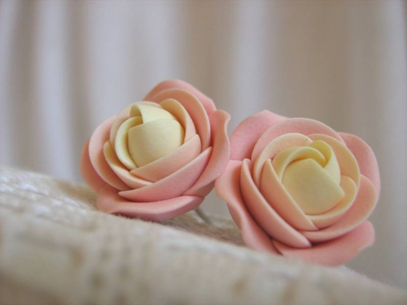 Ohrringe Aus Fimo - Leicht Rosa, Creme Rose Blume Ohrstecker Ohrringe Aus Fimo - Leicht Rosa, Creme Rose Blume Ohrstecker von KaoriPearlRose