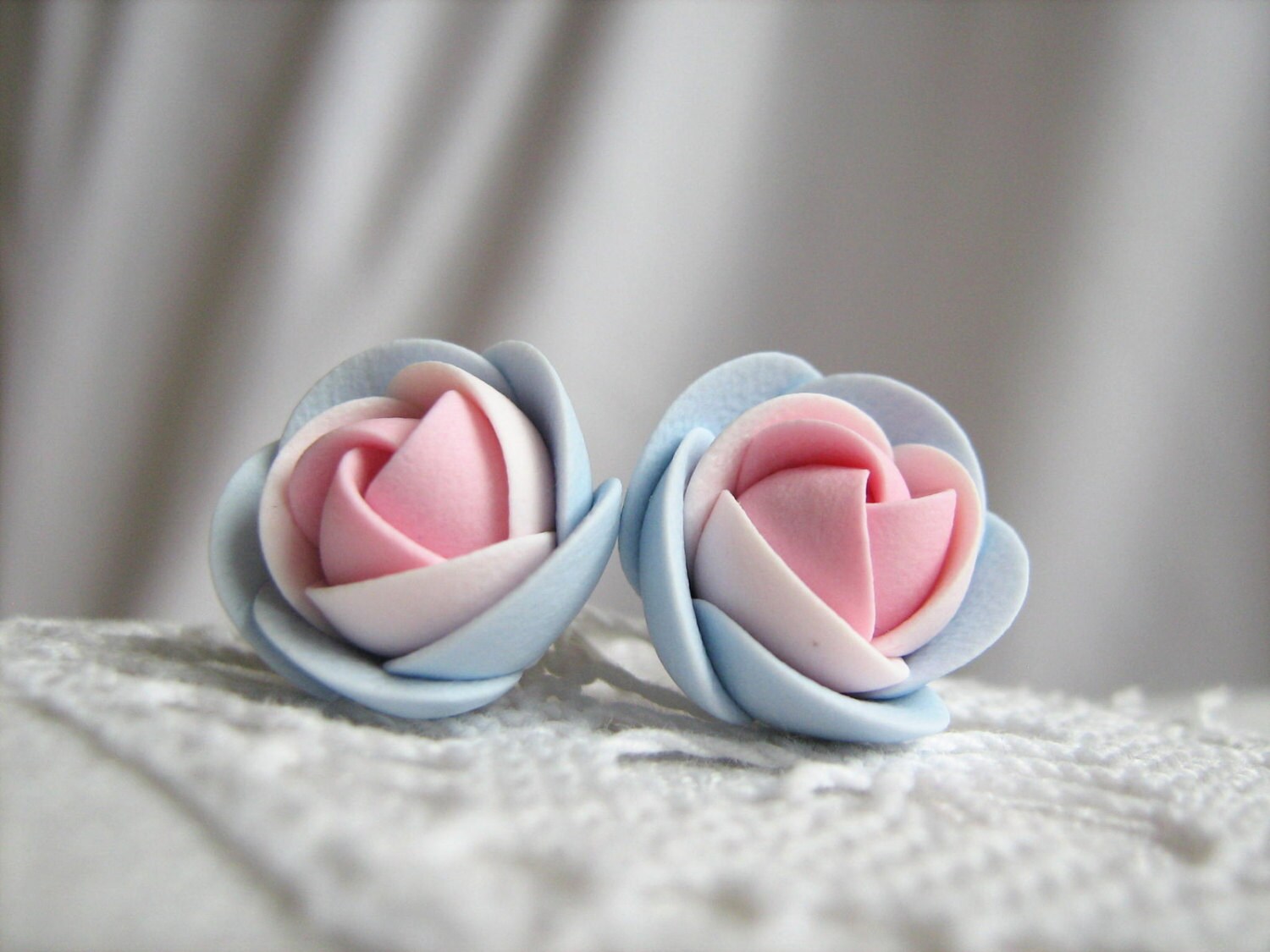Fimo Ohrringe - Hellrosa Und Blaue Rose Blume Ohrstecker Fimo Ohrringe - Hellrosa Und Blaue Rose Blume Ohrstecker von KaoriPearlRose