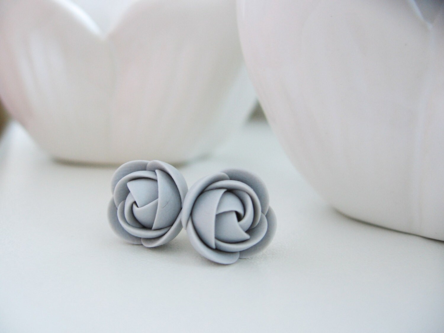 Ohrringe Aus Fimo - Leichte Graue Rose Blumenohrringe Ohrstecker Lässig Grau Ohrringe Aus Fimo - Leichte Graue Rose Blumenohrringe Ohrstecker Lässig Grau von KaoriPearlRose