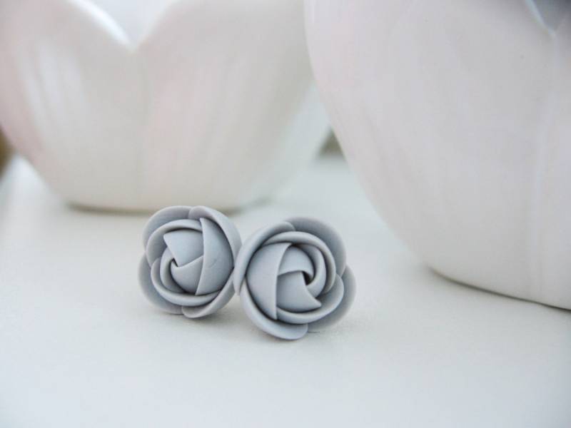 Ohrringe Aus Fimo - Leichte Graue Rose Blumenohrringe Ohrstecker Lässig Grau von KaoriPearlRose