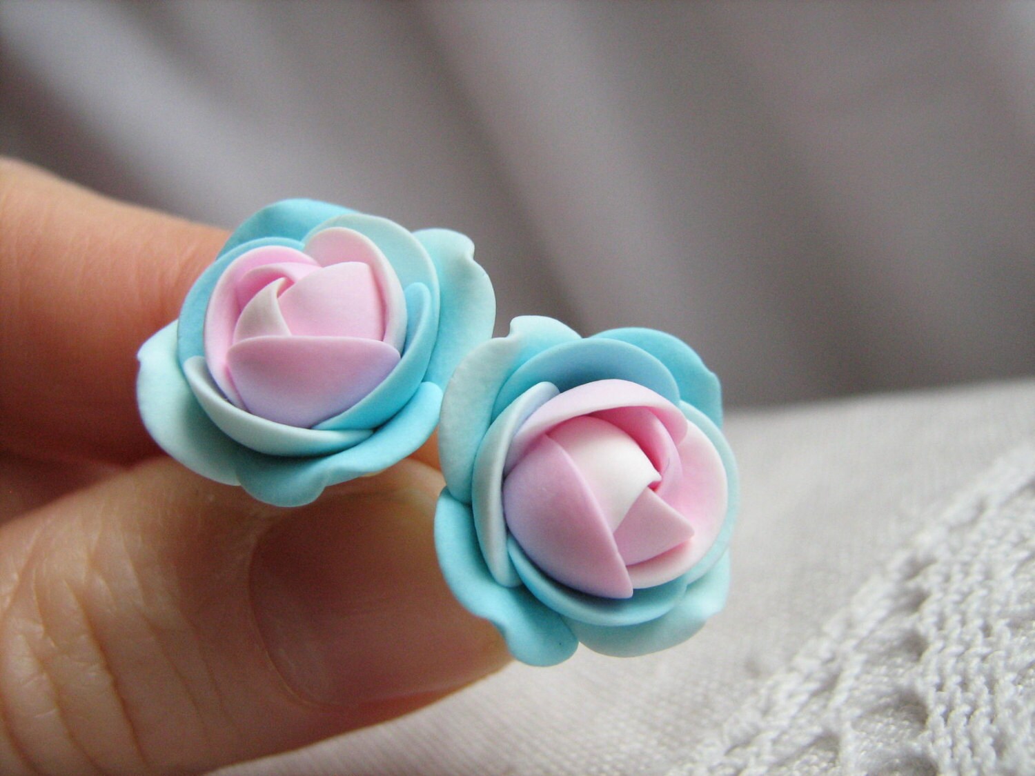 Ohrringe Aus Fimo - Licht Blau Und Rosa Rose Blume Ohrstecker Ohrringe Aus Fimo - Licht Blau Und Rosa Rose Blume Ohrstecker von KaoriPearlRose