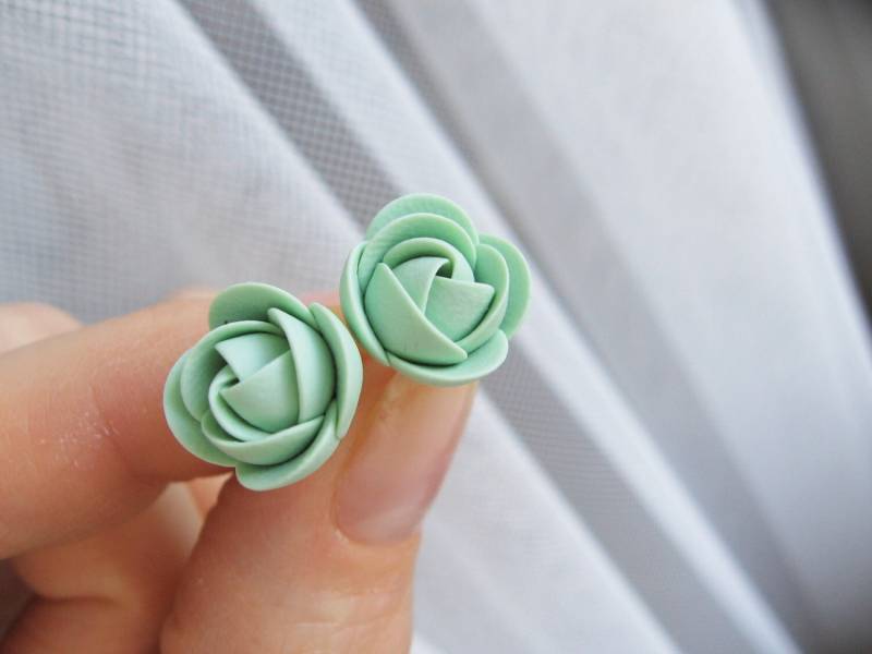 Polymer-Ton-Ohrringe - Mint-Rosen-Blumen-Ohrstecker Polymer-Ton-Ohrringe - Mint-Rosen-Blumen-Ohrstecker von KaoriPearlRose