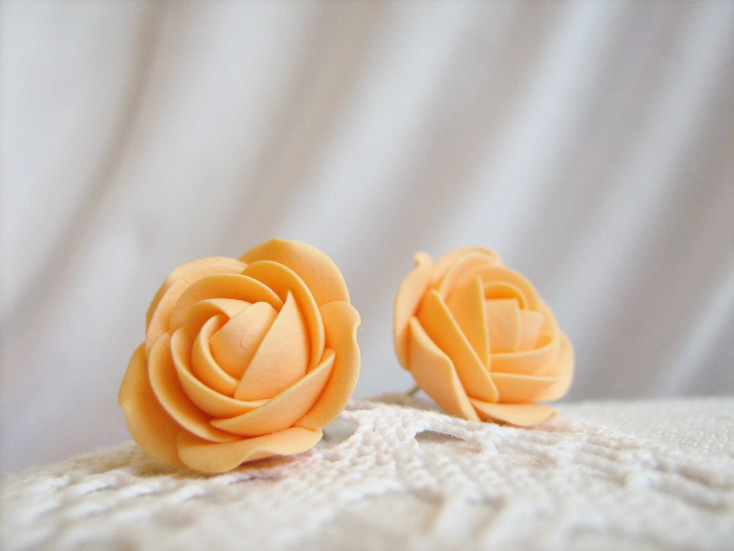 Ohrringe Aus Fimo - Neon Pfirsich/Licht Orange Rose Blume Ohrstecker Ohrringe Aus Fimo - Neon Pfirsich/Licht Orange Rose Blume Ohrstecker von KaoriPearlRose