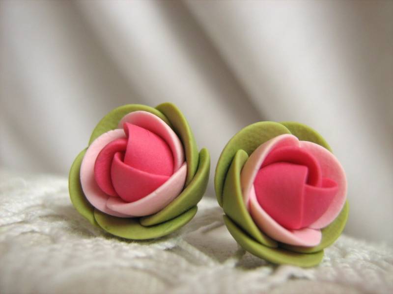 Ohrringe Aus Fimo - Rosa-Grün Frühling Rose Blume Kleine Ohrstecker von KaoriPearlRose