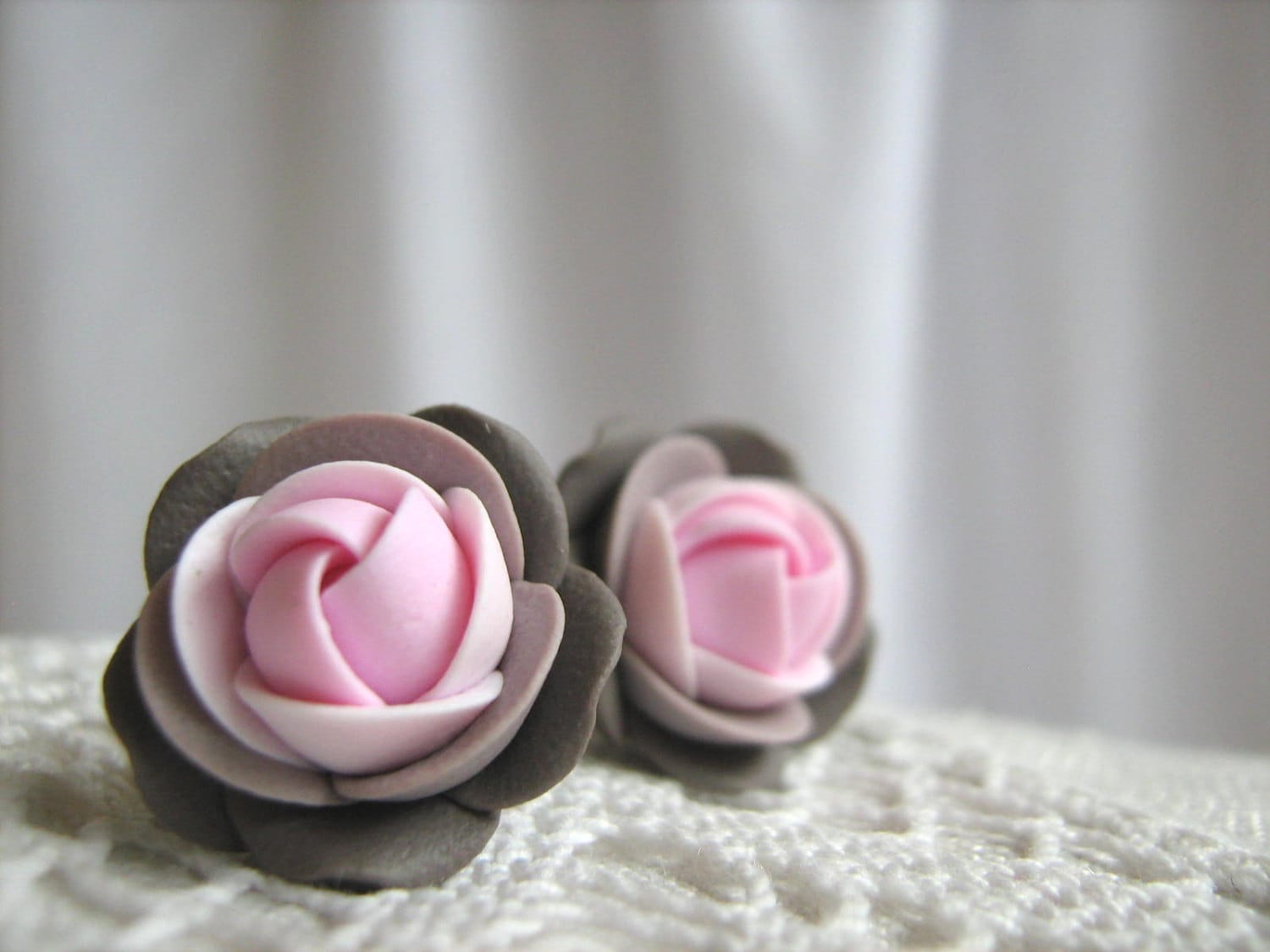 Ohrringe Aus Fimo - Rosa Und Grau-stirn Rose Blume Ohrstecker Ohrringe Aus Fimo - Rosa Und Grau-stirn Rose Blume Ohrstecker von KaoriPearlRose