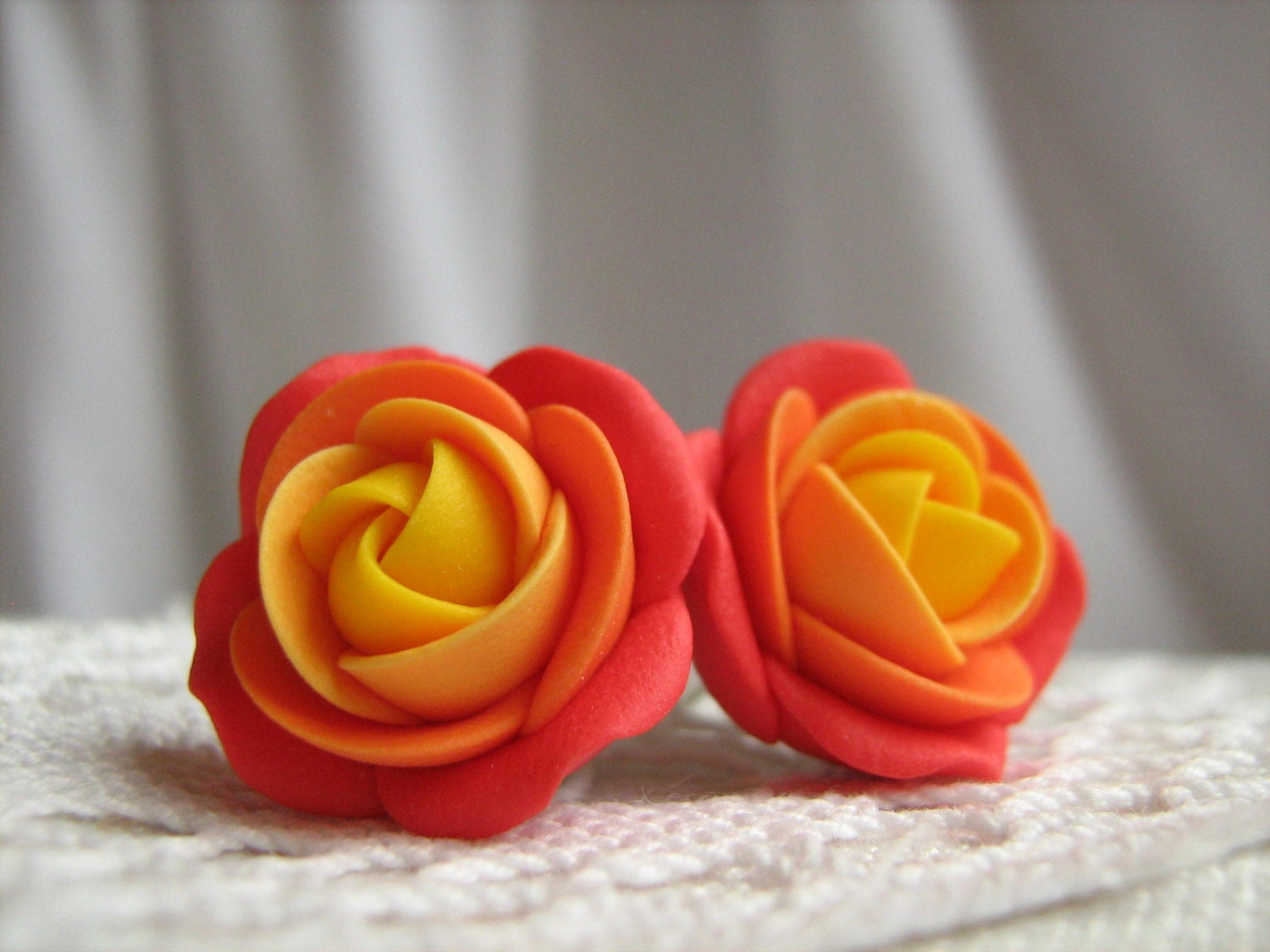 Fimo Ohrringe - Rot Orange Gelbe Rosen Blumen Ohrstecker Fimo Ohrringe - Rot Orange Gelbe Rosen Blumen Ohrstecker von KaoriPearlRose
