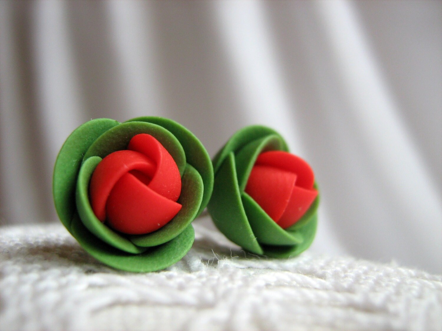Ohrringe Aus Fimo - Rot Und Grün Rose Blume Kleine Ohrstecker Ohrringe Aus Fimo - Rot Und Grün Rose Blume Kleine Ohrstecker von KaoriPearlRose