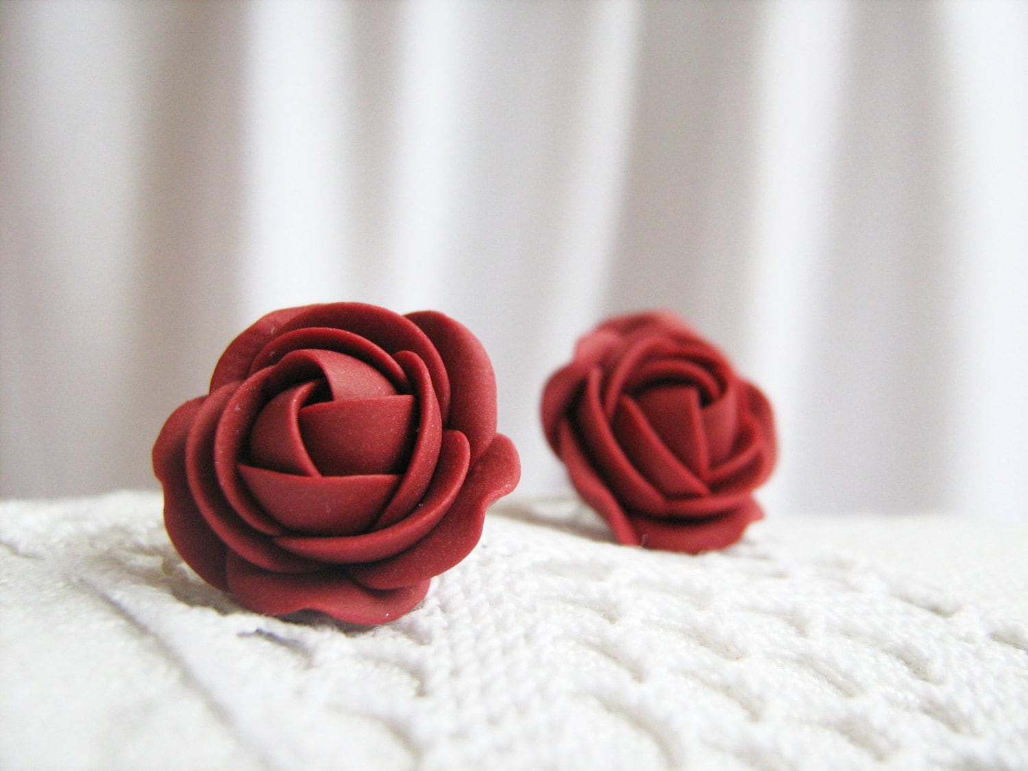 Fimo Ohrringe - Rotwein, Burgund Rose Blumen Ohrstecker Fimo Ohrringe - Rotwein, Burgund Rose Blumen Ohrstecker von KaoriPearlRose
