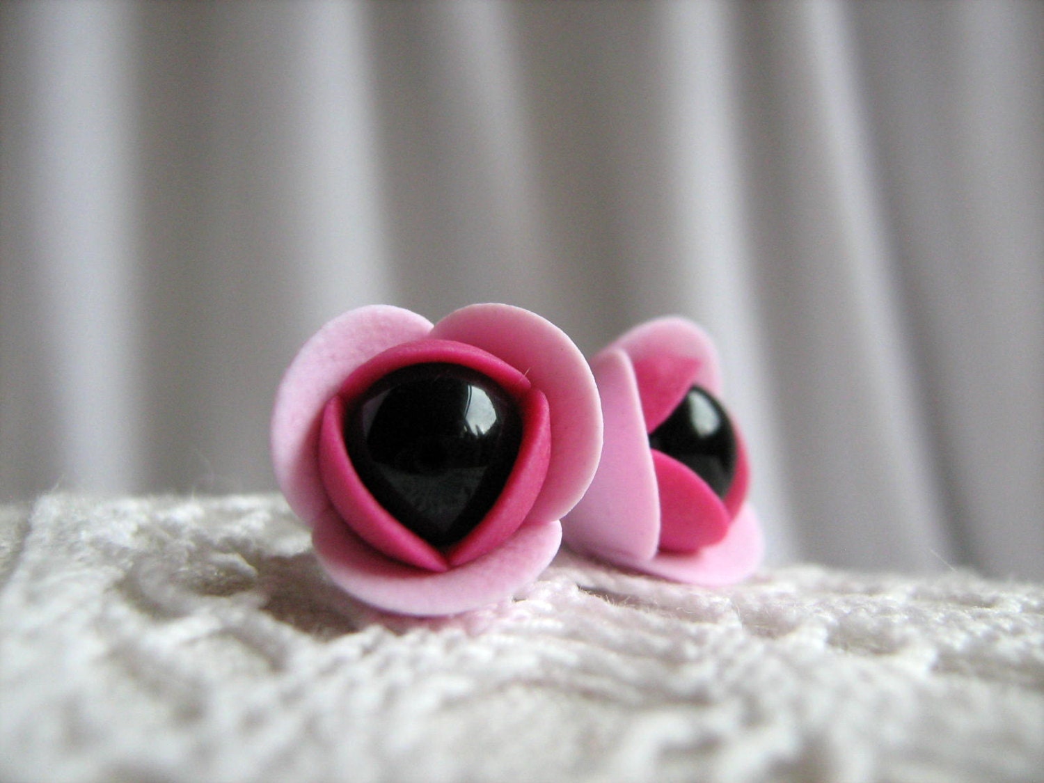 Ohrringe Aus Fimo - Schwarz Rosa Rose Blume Kleine Ohrstecker Mit Glasperlen Ohrringe Aus Fimo - Schwarz Rosa Rose Blume Kleine Ohrstecker Mit Glasperlen von KaoriPearlRose