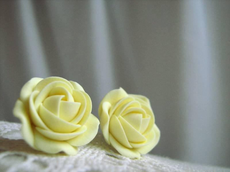 Ohrringe Aus Fimo - Vanille Creme Leicht Gelbe Rose Blume Ohrstecker Ohrringe Aus Fimo - Vanille Creme Leicht Gelbe Rose Blume Ohrstecker von KaoriPearlRose