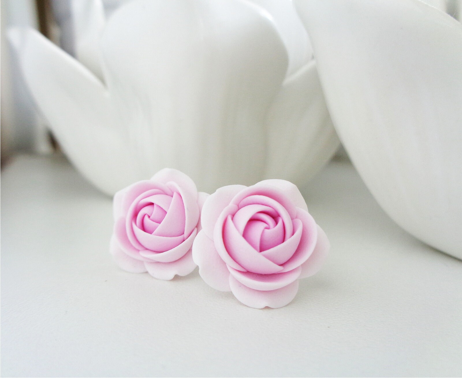 Polymer Clay Ohrringe - Lihgt Rose Blume Ohrstecker Polymer Clay Ohrringe - Lihgt Rose Blume Ohrstecker von KaoriPearlRose