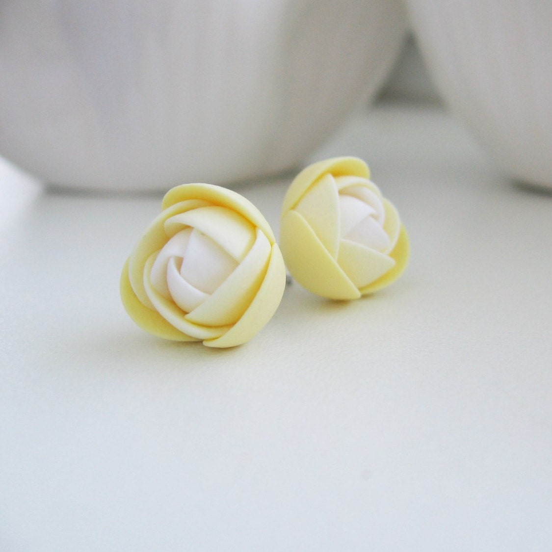 Fimo Ohrringe - Gelb Weiße Rosen Blumen Ohrstecker Fimo Ohrringe - Gelb Weiße Rosen Blumen Ohrstecker von KaoriPearlRose